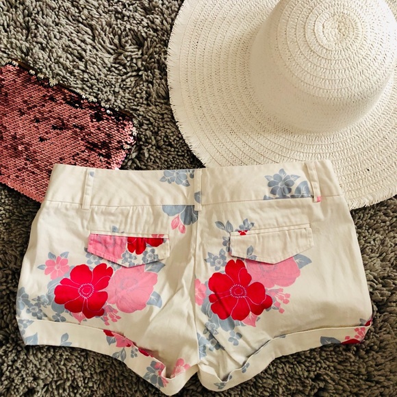 Classic Cuffed Floral Shorts - Picture 2 of 3
